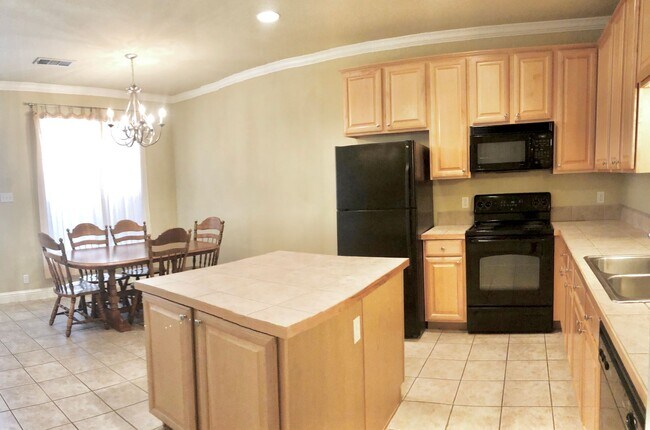 Foto del edificio - 3 Bedroom Townhouse Available now  in a de...