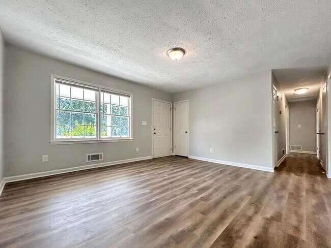Foto del edificio - 321 Wilson Mill Rd SW