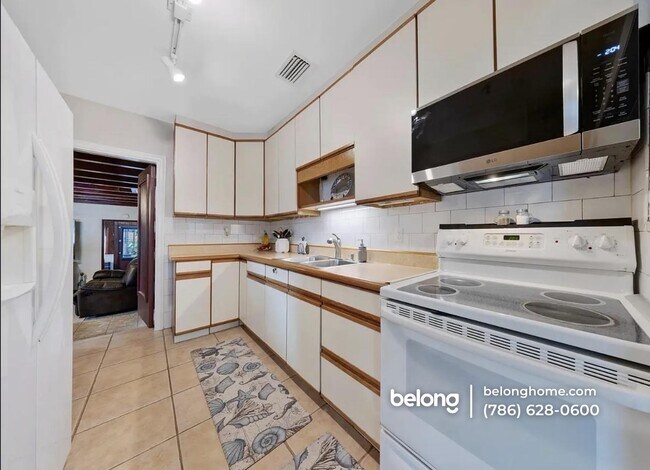 Building Photo - 237 SW 20th St