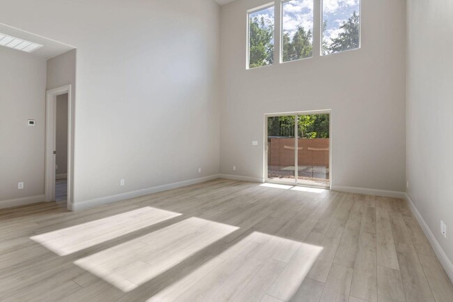 Foto del edificio - BRAND NEW HURRICANE TOWNHOME