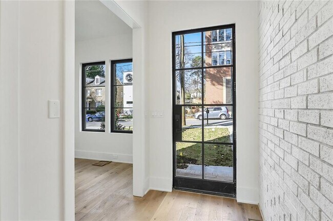 Foto del edificio - 2985 Lookout Pl NE