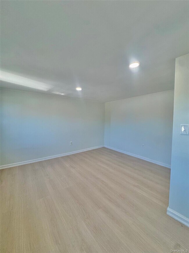 Foto del edificio - 249 N MacQuesten Pkwy
