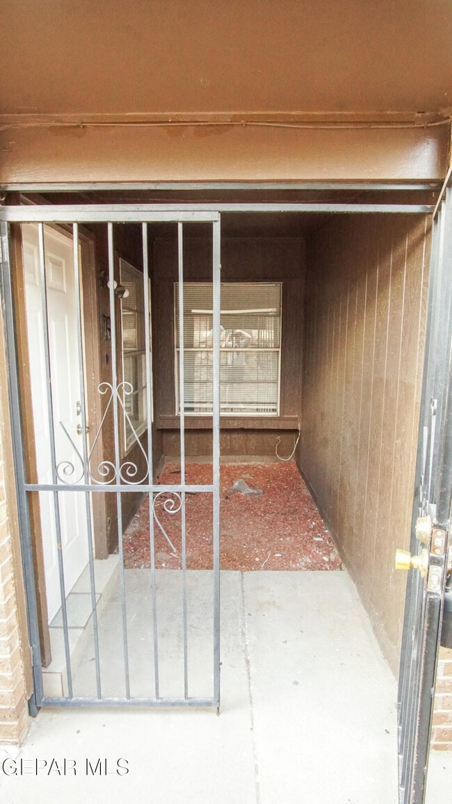 Building Photo - 2917 E Glen Dr