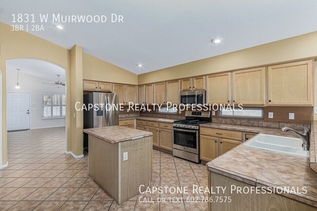 Building Photo - Spacious 3 Bedroom 2 Bathroom Corner Lot H...