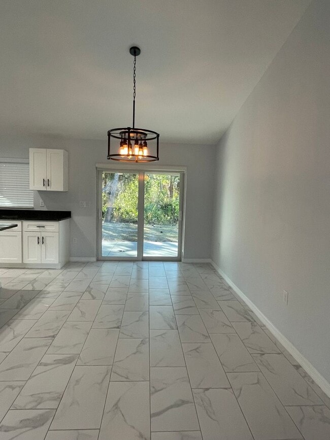 Foto del edificio - **SHOWS LIKE NEW!**