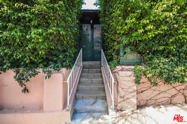 Building Photo - 1367 N Beverly Dr