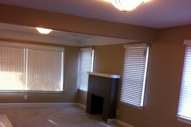 704 N Main St Unit 2 Garden City Ks 67846 Apartment For Rent