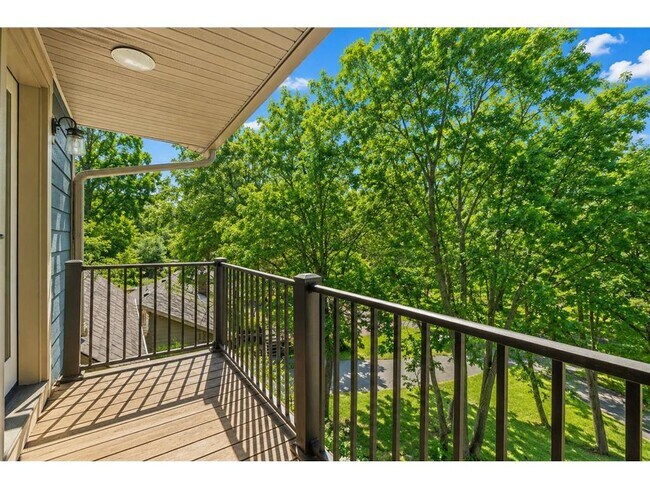 Foto del edificio - 4323 Cedar Lk Rd S