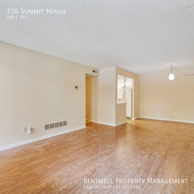 Building Photo - 2 Bed 1 Bath Summit House Condominium in W...