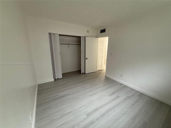 Foto del edificio - 16851 NE 18th Ave