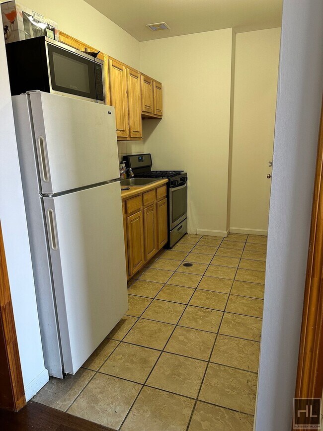 Building Photo - Roommate Wanted! Queen size Room in 2BR wi...