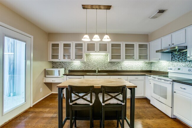 Building Photo - 11658 Lakeside Park Dr