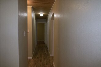 Building Photo - 20 White Oak Dr