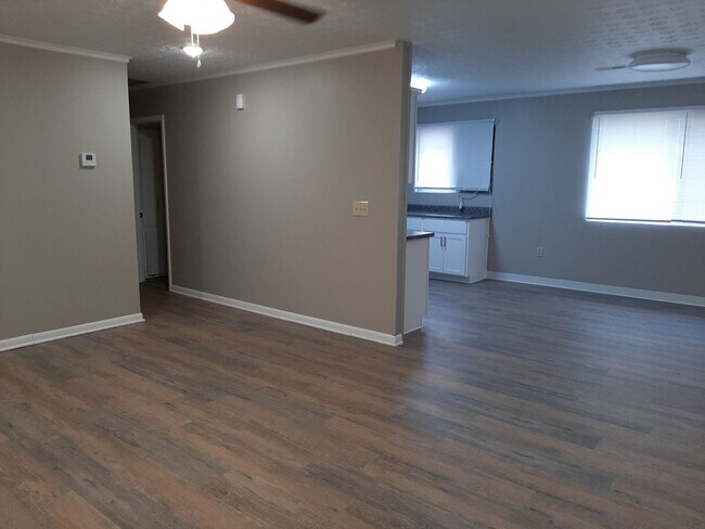 Building Photo - Totally Updated! New kitchen! 2 Living Are...