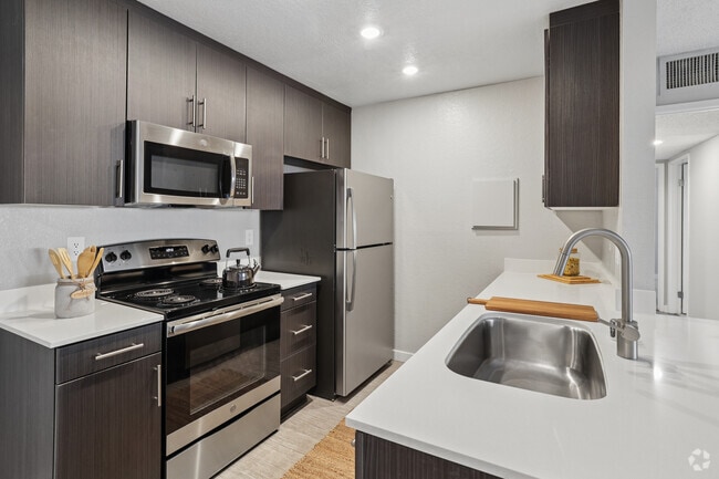 2BR, 2BA - 962SF - Kitchen - Breve Park