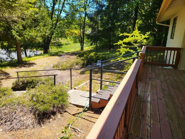 Building Photo - 2 bedroom 2 bath House for Rent in Cave Junction