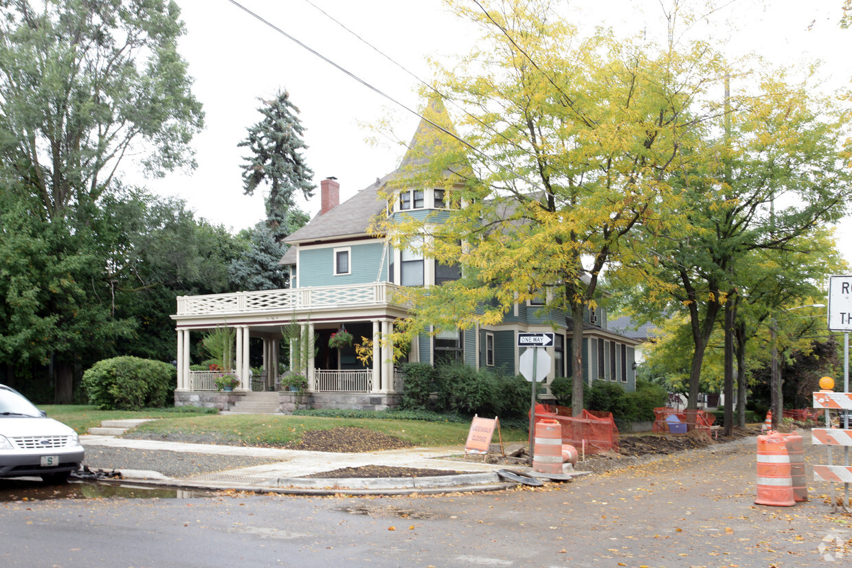Primary Photo - 456 College Ave SE