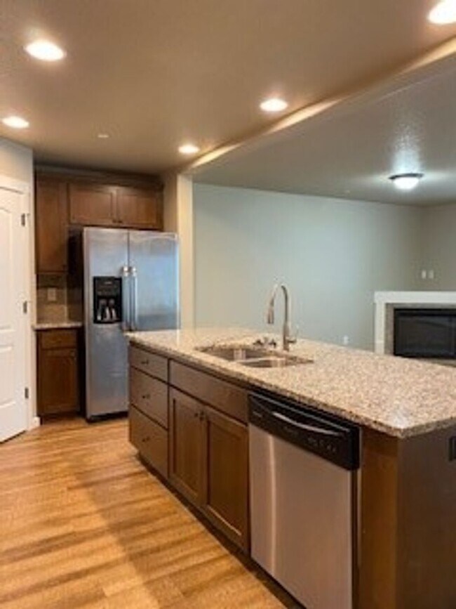 Building Photo - Beautiful, Newer 4BD/3BA Townhome Near Wal...
