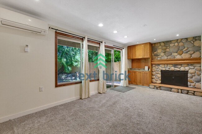 Foto del edificio - Expansive 4-Bedroom Sammamish Residence w/ Private Guest Suite & Included internet and landscaping.