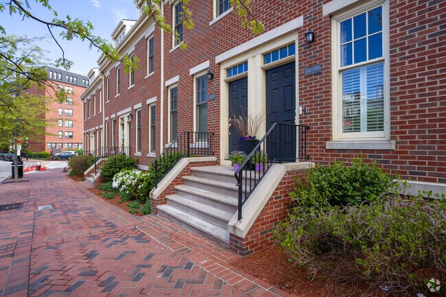 35 Warren Street is located in Boston, MA. - Warren Green Townhomes