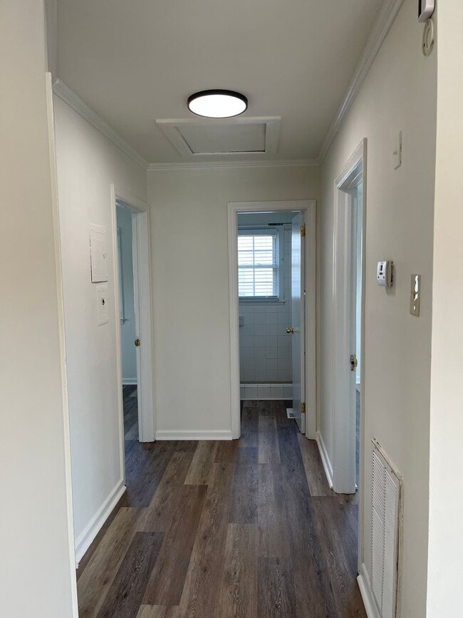 Building Photo - Available Now! 3 Bed/1 Bath in Enderly Park!