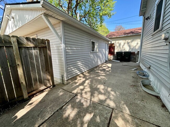 Building Photo - 3+ Bedroom House in Morningside