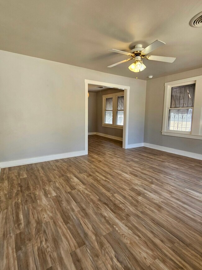 Foto del edificio - 3214 W Travis St