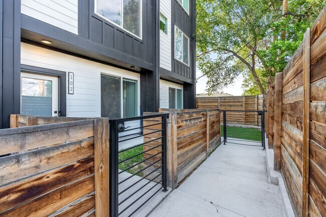 Foto del edificio - Gorgeous 3 bedroom, 4 bathroom townhome minutes from Sloan's Lake!