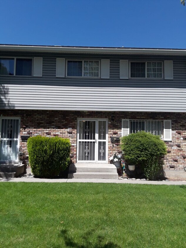 Primary Photo - Central and updated 3 bedroom 1.5 bath tow...