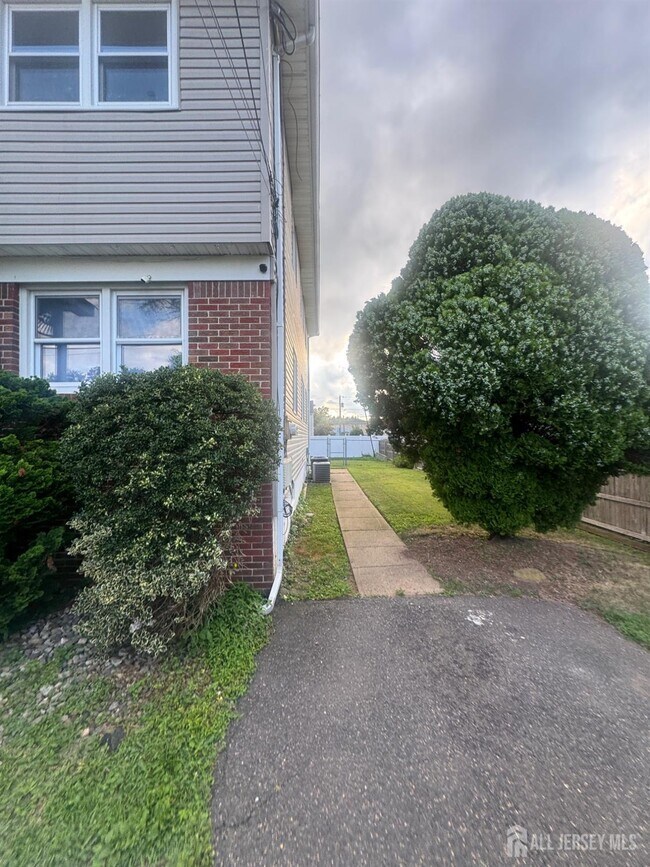 Building Photo - 210 Garfield Ave