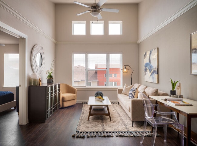 Building Photo - Vi Collina