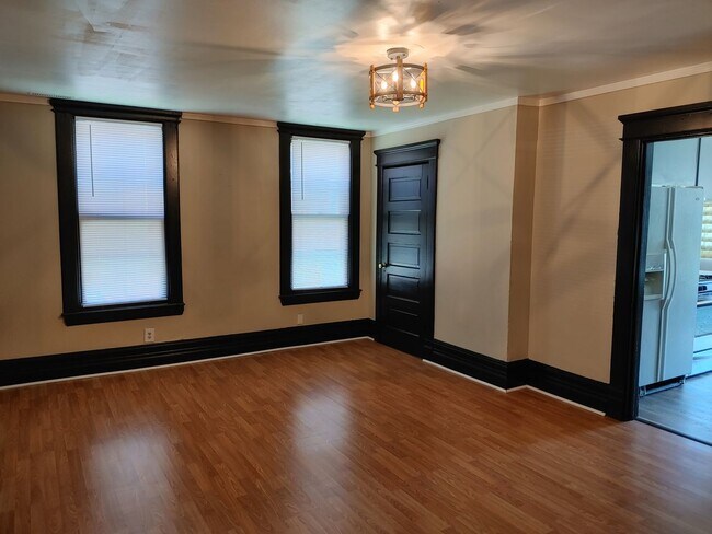 Building Photo - SPACIOUS 3 BEDROOM DUPLEX