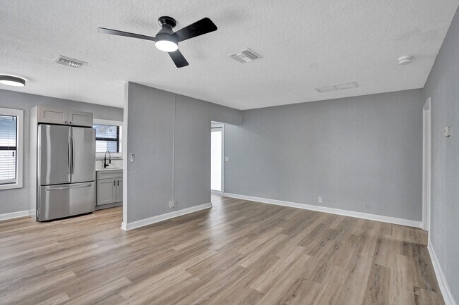 Foto del edificio - 220 Walton Blvd