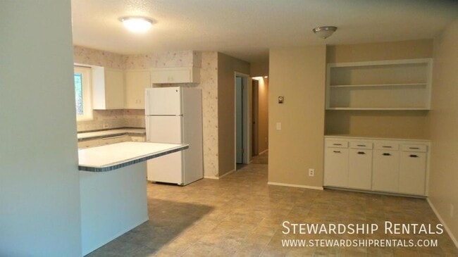 Building Photo - Spacious 5 Bd, Close to LCC or U of O!