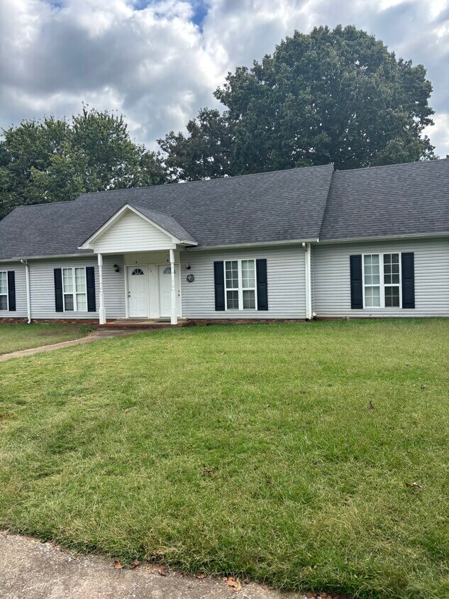 Foto principal - 1611 Briarwood Dr