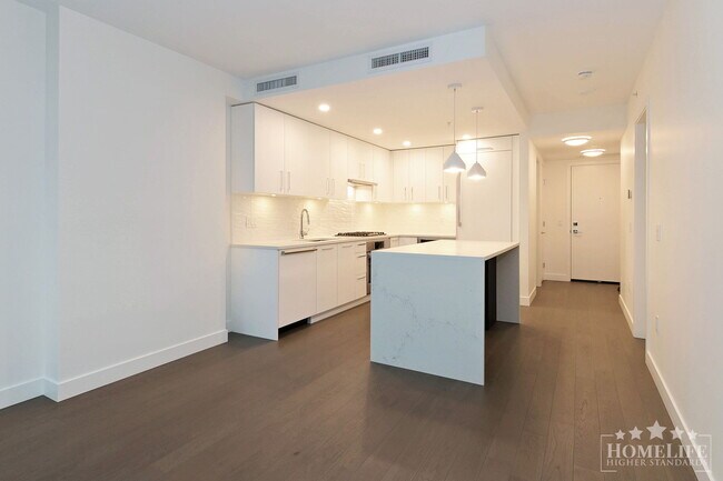 Photo du bâtiment - 1 - Bed + 1 - Bath + 1 Den Condo for Rent ...