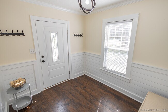 Building Photo - 387 Buckland St