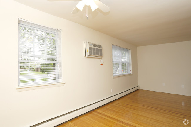 Una sala de Bedroom-Living - Parkside Manor