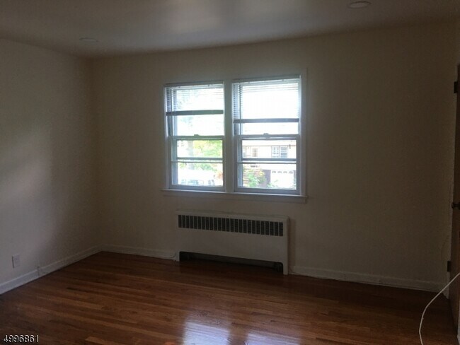 Foto del edificio - 202 Parker Ave
