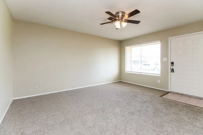 Building Photo - 811 E Hillview Cir