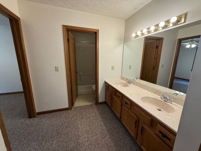 Interior Photo - Leslie Manor Apartments
