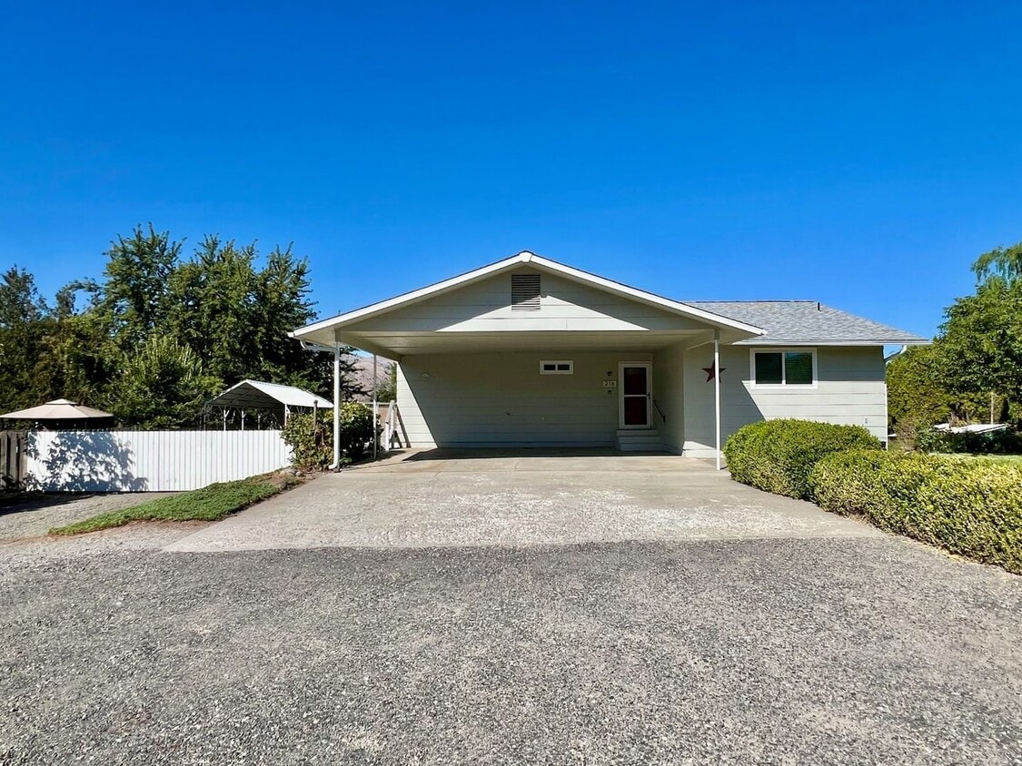 Foto principal - Spacious 3 bed/2 bath home with RV/Boat pa...