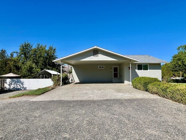 Building Photo - Spacious 3 bed/2 bath home with RV/Boat pa...