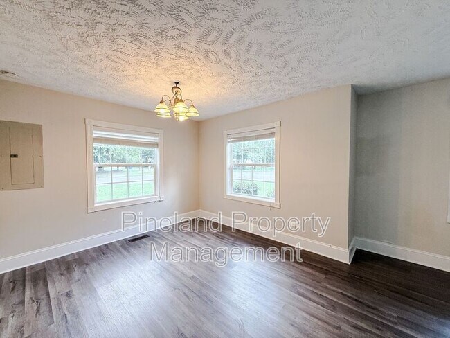 Foto del edificio - 5300 Walnut Dr