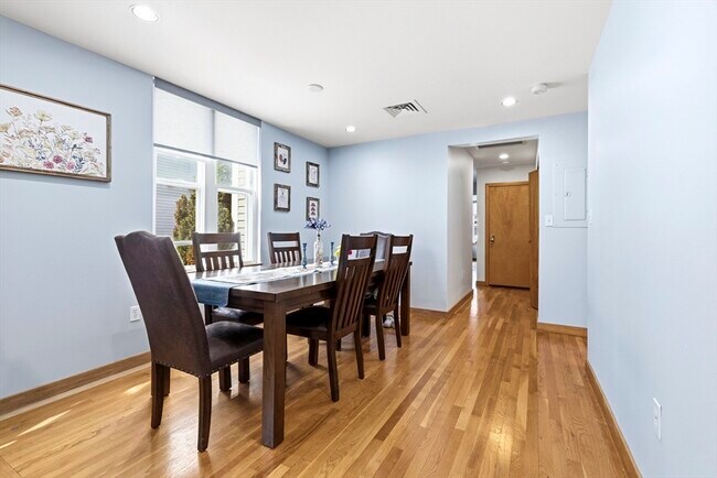 Foto del edificio - 419 E 3rd St