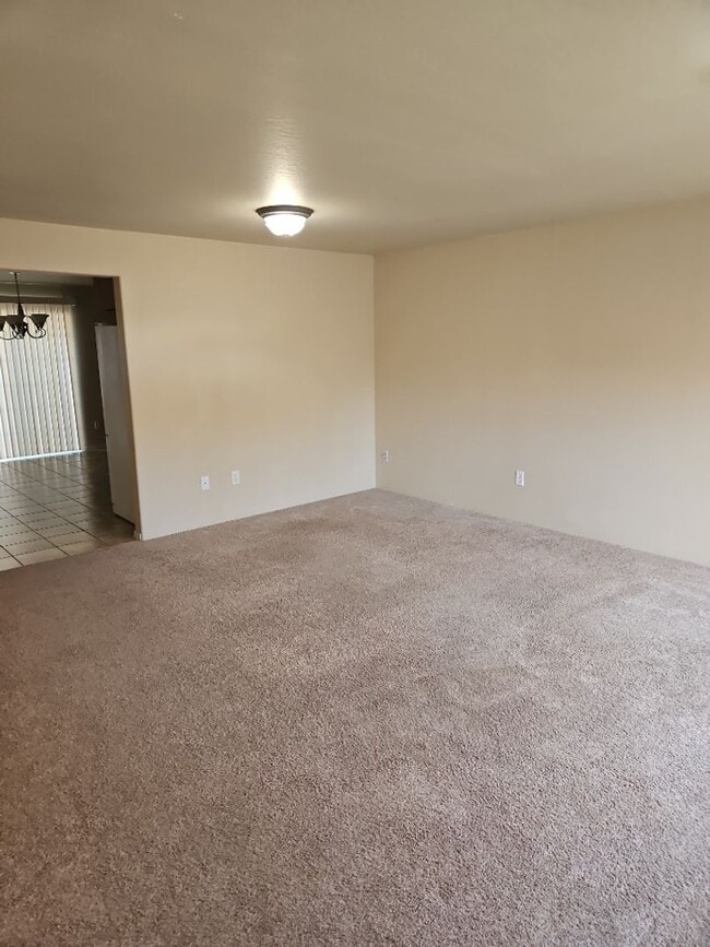 Building Photo - 3 Bedroom 2 Bath