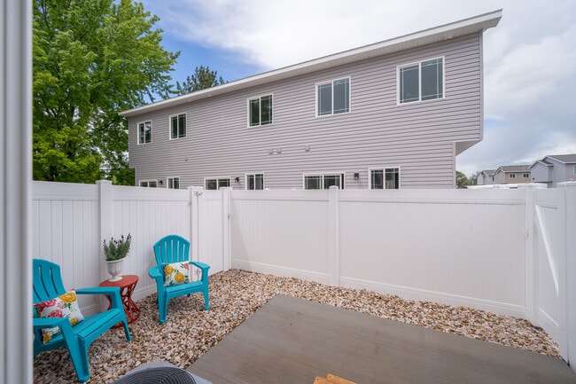 Fenced Patio - 712 S Saturn Ave