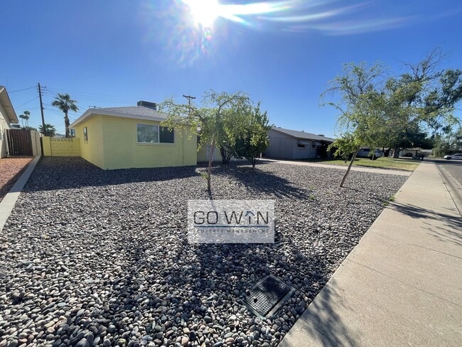 4 Bed/ 2 Bath - House With Backyard! - 4 Bed/ 2 Bath - House With Backyard!