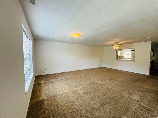 Foto del edificio - 4 Bedroom 2.5 Bath Townhouse