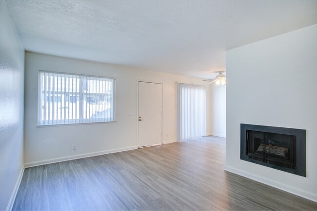 Foto del edificio - 1625 E G St